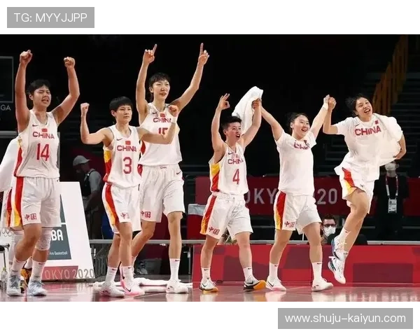 中国篮球队迎战世界强队 展现拼搏精神力争东京奥运门票